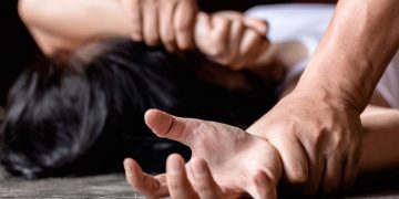 Κοιμήθηκε μεθυσμένη, ξύπνησε μόνο με το εσώρουχό της – Τον βιασμό της κατήγγειλε 19χρονη