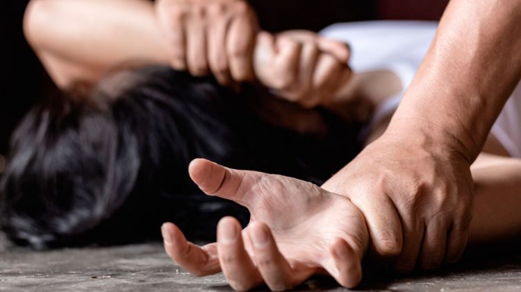 Κοιμήθηκε μεθυσμένη, ξύπνησε μόνο με το εσώρουχό της – Τον βιασμό της κατήγγειλε 19χρονη