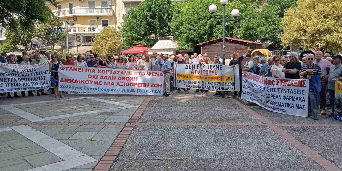 Τρίκαλα – Συνταξιούχοι απ’ όλη την Θεσσαλία βροντοφώναξαν: “Δεν πάει άλλο!…” – Μαχητική και μαζική συγκέντρωση στο κέντρο της πόλης (ΦΩΤΟ)