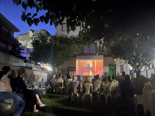 Με επιτυχία η προβολή της ρομαντικής κομεντί «Ταιριάζουμε;» στη Βιβλιοθήκη Καλαμπάκας