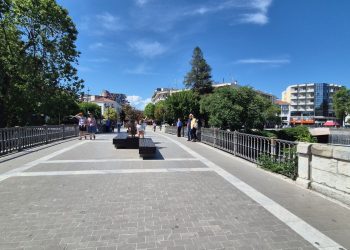 Αγίου Πνεύματος στα Τρίκαλα: Έφυγαν οι ντόπιοι, έμειναν οι επισκέπτες (φωτό-video)