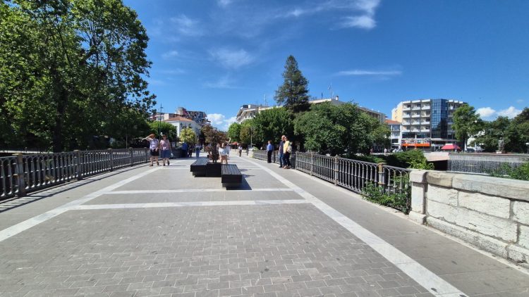 Αγίου Πνεύματος στα Τρίκαλα: Έφυγαν οι ντόπιοι, έμειναν οι επισκέπτες (φωτό-video)