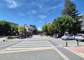 Αγίου Πνεύματος στα Τρίκαλα: Έφυγαν οι ντόπιοι, έμειναν οι επισκέπτες (φωτό-video)
