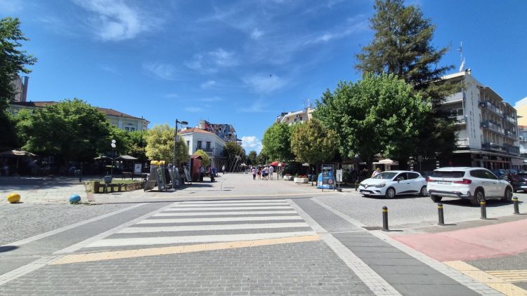 Αγίου Πνεύματος στα Τρίκαλα: Έφυγαν οι ντόπιοι, έμειναν οι επισκέπτες (φωτό-video)