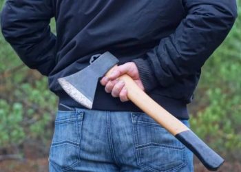 Σοκαριστικό βίντεο: Ο 50χρονος που κρατούσε όμηρο τη γυναίκα του με τσεκούρι και μπιτόνι βενζίνης μετέδιδε ζωντανά στο facebook!