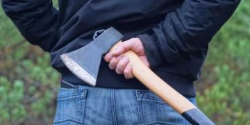 Σοκαριστικό βίντεο: Ο 50χρονος που κρατούσε όμηρο τη γυναίκα του με τσεκούρι και μπιτόνι βενζίνης μετέδιδε ζωντανά στο facebook!