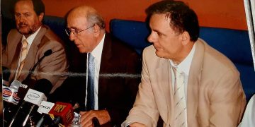 Ο Ηλίας Βλαχογιάννης αποχαιρετά τον Γιώργο Σουφλιά