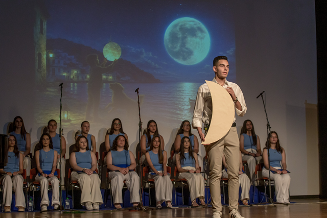 Ένα μοναδικό αφιέρωμα του 8ου ΓΕΛ Τρικάλων για τη ζωή και το έργο του Μάνου Χατζιδάκι