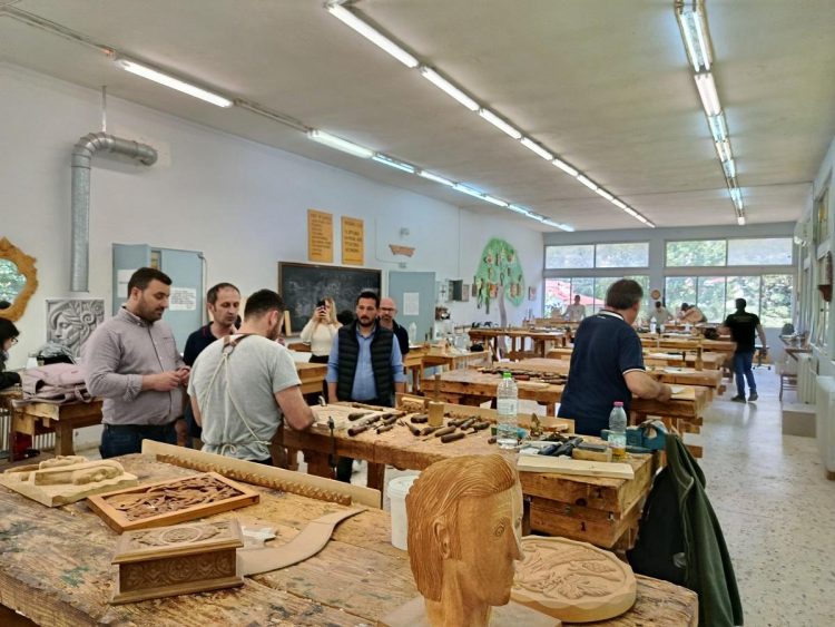 Επίσκεψη του Δημάρχου Μετεώρων Λευτέρη Αβραμόπουλου στη Σχολή Ξυλογλυπτικής Καλαμπάκας