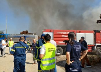 Λάρισα: Οριοθετημένη η μεγάλη φωτιά σε μονάδα ανακύκλωσης – Για εμπρησμό μιλά ο ιδιοκτήτης (ΦΩΤΟ)