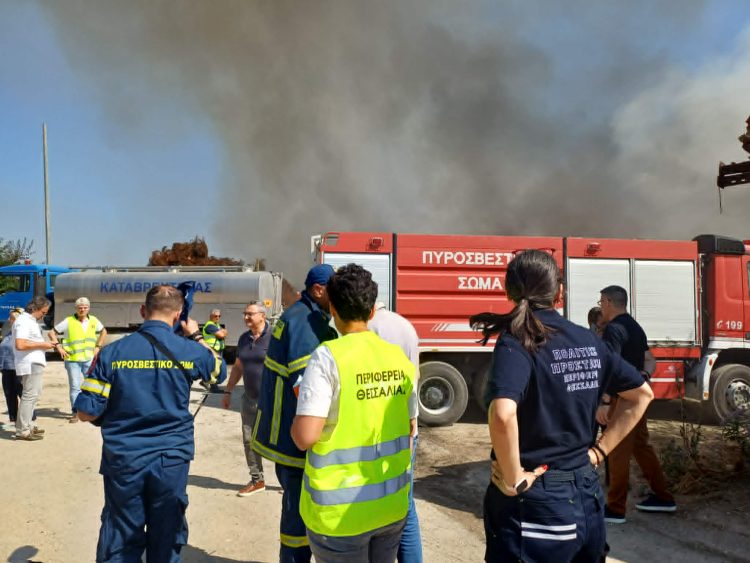 Λάρισα: Οριοθετημένη η μεγάλη φωτιά σε μονάδα ανακύκλωσης – Για εμπρησμό μιλά ο ιδιοκτήτης (ΦΩΤΟ)