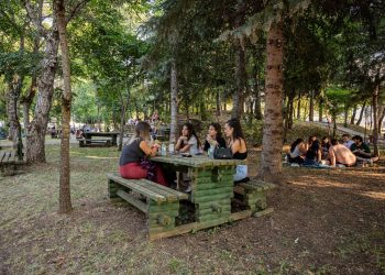 Χαλάρωση, διασκέδαση και βουτιές στη λίμνη Πλαστήρα από τους κατασκηνωτές του Plastiras Lake Festival (φωτο + video)