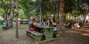 Χαλάρωση, διασκέδαση και βουτιές στη λίμνη Πλαστήρα από τους κατασκηνωτές του Plastiras Lake Festival (φωτο + video)