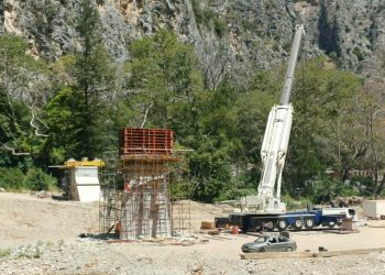 Μπήκε το πρώτο υπόβαθρο για τη γέφυρα της Αγίας Παρασκευής στα Τέμπη – Πότε θα είναι έτοιμη (ΦΩΤΟ)