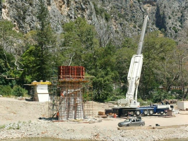 Μπήκε το πρώτο υπόβαθρο για τη γέφυρα της Αγίας Παρασκευής στα Τέμπη – Πότε θα είναι έτοιμη (ΦΩΤΟ)