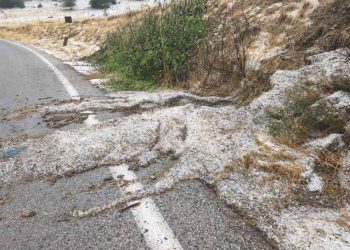 Εικόνες σοκ στον Τύρναβο από τη σφοδρή χαλαζόπτωση – «Άσπρισαν» οι δρόμοι, μεγάλες ζημιές σε καλλιέργειες (φωτό – βίντεο)