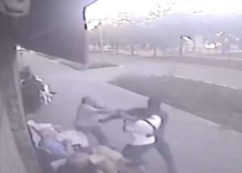 Σκληρό βίντεο: Γκαμπονέζος μαχαιρώνει χωρίς λόγο 20 φορές τουρίστα στο Μιλάνο – «Το απόλαυσα…»