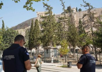 Ακρόπολη – επίθεση με μαχαίρι: Στο ΚΑΤ για επέμβαση ο άνδρας του ζεύγους των Ελληνοαμερικανών