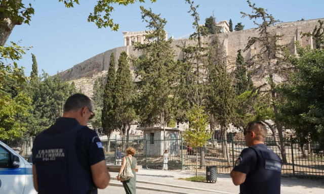 Ακρόπολη – επίθεση με μαχαίρι: Στο ΚΑΤ για επέμβαση ο άνδρας του ζεύγους των Ελληνοαμερικανών