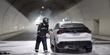 Κινητοποίηση μετά τα μεσάνυχτα για φωτιά σε αυτοκίνητο στη σήραγγα Τ2 των Τεμπών