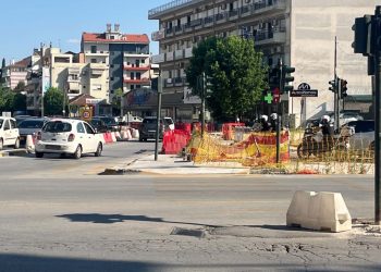 Κυκλοφορούσε ημίγυμνος μόνο με ένα …πουκάμισο (φωτο)
