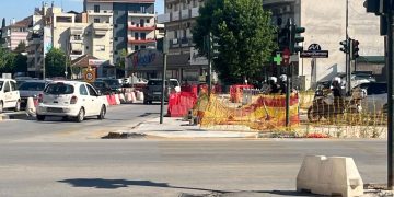 Κυκλοφορούσε ημίγυμνος μόνο με ένα …πουκάμισο (φωτο)