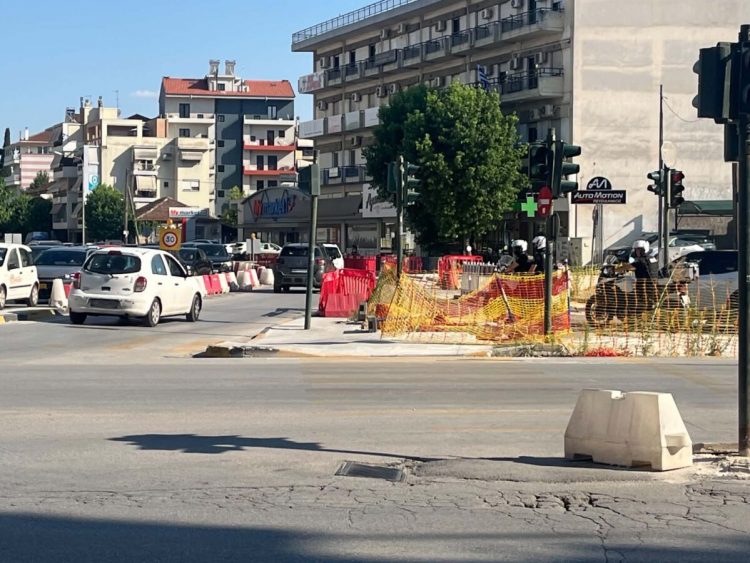 Κυκλοφορούσε ημίγυμνος μόνο με ένα …πουκάμισο (φωτο)