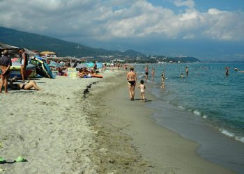 Νεκρή στην παραλία των Νέων Πόρων 68χρονη γυναίκα