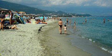 Νεκρή στην παραλία των Νέων Πόρων 68χρονη γυναίκα