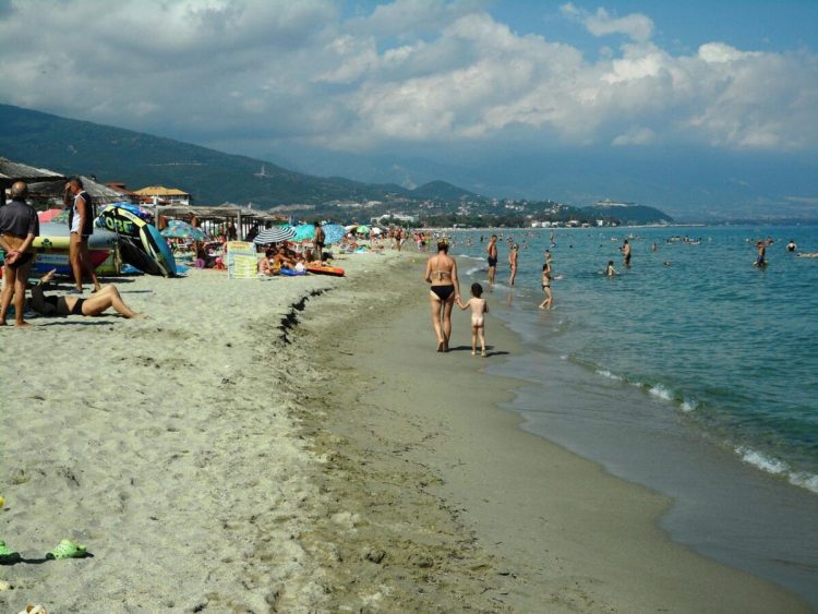 Νεκρή στην παραλία των Νέων Πόρων 68χρονη γυναίκα