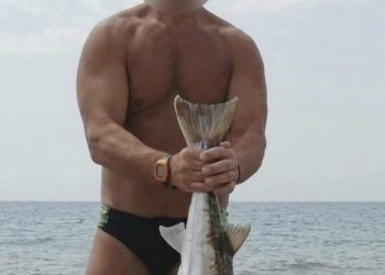 Θεσσαλός ανάρτησε ΑΙ φωτογραφία να πιάνει στον Αγιόκαμπο λαγοκέφαλο και δημιούργησε μεγάλη αναστάτωση (φωτο)