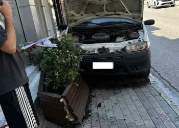 Αυτοκίνητο «καβάλησε» πεζοδρόμιο – Αποφεύχθηκαν τα χειρότερα (ΦΩΤΟ)