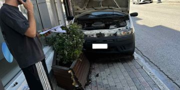 Αυτοκίνητο «καβάλησε» πεζοδρόμιο – Αποφεύχθηκαν τα χειρότερα (ΦΩΤΟ)