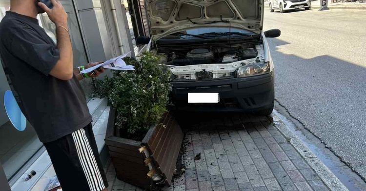 Αυτοκίνητο «καβάλησε» πεζοδρόμιο – Αποφεύχθηκαν τα χειρότερα (ΦΩΤΟ)