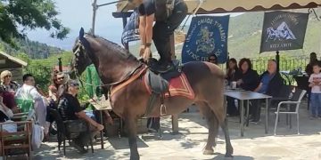 Το …ιππικό σε χωριό της Θεσσαλίας – Εντυπωσιακό το θέαμα (φωτο – βίντεο)