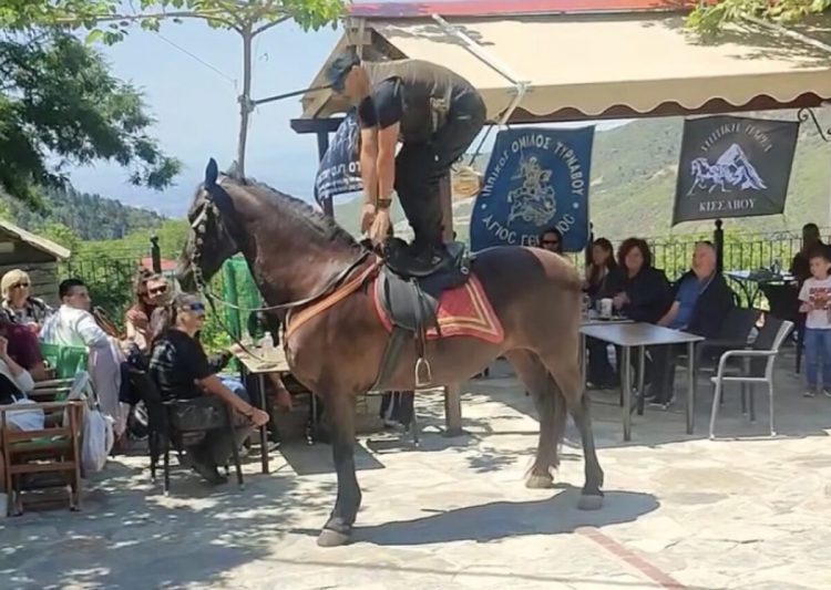 Το …ιππικό σε χωριό της Θεσσαλίας – Εντυπωσιακό το θέαμα (φωτο – βίντεο)