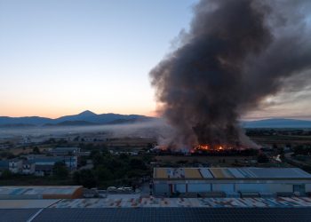 Καρέ – καρέ η πύρινη κόλαση έξω από τη Λάρισα – Δείτε φωτ. και βίντεο