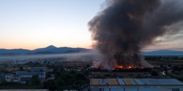 Καρέ – καρέ η πύρινη κόλαση έξω από τη Λάρισα – Δείτε φωτ. και βίντεο