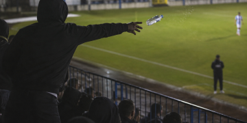 47χρονος έριξε μπουκάλι νερού στους παίκτες και έφυγε από το γήπεδο με χειροπέδες!