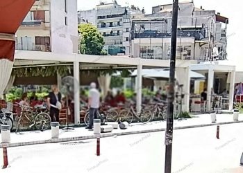 Παραλίγο τραγωδία στην Κεντρική Πλατεία Τυρνάβου: Αγροτικό έπεσε στα κολωνάκια και ο οδηγός εγκατέλειψε το σημείο (φωτ.)