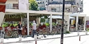 Παραλίγο τραγωδία στην Κεντρική Πλατεία Τυρνάβου: Αγροτικό έπεσε στα κολωνάκια και ο οδηγός εγκατέλειψε το σημείο (φωτ.)