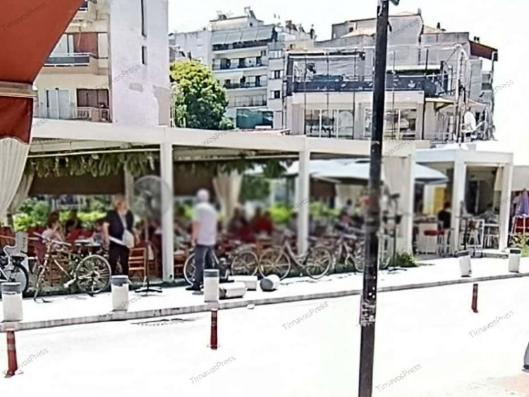 Παραλίγο τραγωδία στην Κεντρική Πλατεία Τυρνάβου: Αγροτικό έπεσε στα κολωνάκια και ο οδηγός εγκατέλειψε το σημείο (φωτ.)