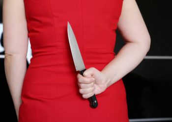 Πήρε στο κατόπι τον σύζυγό της και τον ακολουθούσε στους δρόμους κρατώντας μαχαίρι