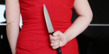 Πήρε στο κατόπι τον σύζυγό της και τον ακολουθούσε στους δρόμους κρατώντας μαχαίρι