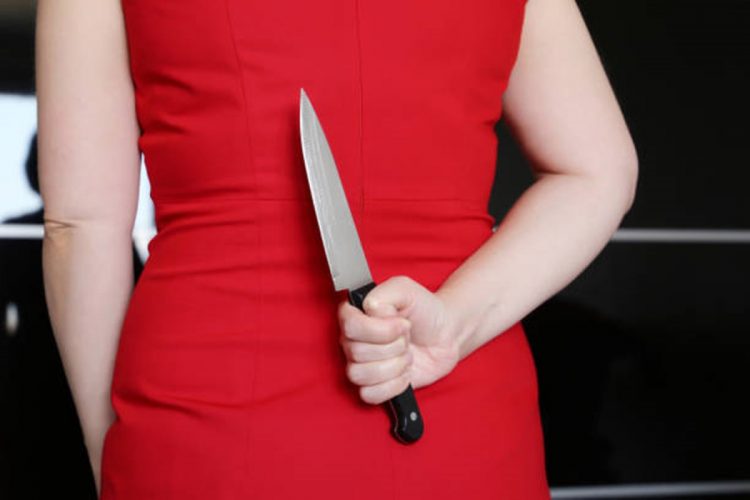 Πήρε στο κατόπι τον σύζυγό της και τον ακολουθούσε στους δρόμους κρατώντας μαχαίρι