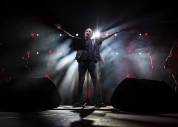 Ροκ μυσταγωγία με τον Βασίλη Παπακωνσταντίνου στην Ιτέα Καρδίτσας – Πολίτες από όλη τη Θεσσαλία στη συναυλία (φωτ.)