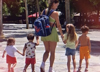 Γνωστή τραγουδίστρια επέστρεψε στη Λάρισα όπου πέρασε τα φοιτητικά της χρόνια – Η βόλτα με τα παιδιά της στην πλατεία Ταχυδρομείου (φωτο)