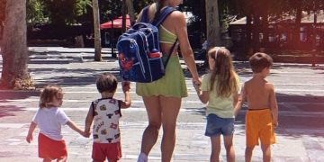 Γνωστή τραγουδίστρια επέστρεψε στη Λάρισα όπου πέρασε τα φοιτητικά της χρόνια – Η βόλτα με τα παιδιά της στην πλατεία Ταχυδρομείου (φωτο)