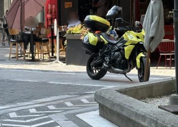 Αναστάτωση με σερβιτόρα σε καφέ – Κόπηκε εν ώρα εργασίας άθελά της κοντά στις φλέβες της (φωτο)