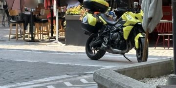 Αναστάτωση με σερβιτόρα σε καφέ – Κόπηκε εν ώρα εργασίας άθελά της κοντά στις φλέβες της (φωτο)